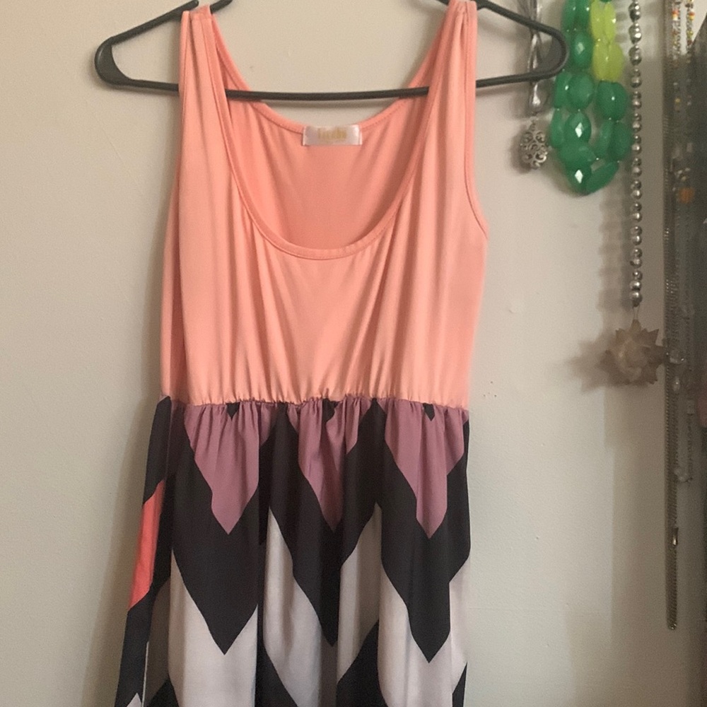 Cute summer dress. Does not specify size, but fits like a medium.